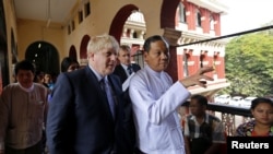 ဗြိတိန်နိုင်ငံခြားရေးဝန်ကြီး Boris Johnson ရန်ကုန်ပြည်သူ့ဆေးရုံကြီးကိုလေ့လာ။ ၂၁ ဇန်နဝါရီ။ ၂၀၁၇။