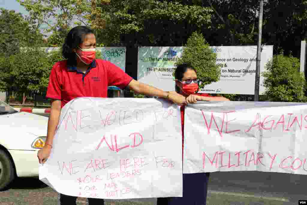 စစ်အာဏာသိမ်းမှုကို ဆန့်ကျင်တဲ့ ဆန္ဒပြပွဲ မြင်ကွင်းကို ရန်ကုန်မြို့မှာတွေ့ရ။ (ဖေဖော်ဝါရီ ၅၊ ၂၀၂၁)