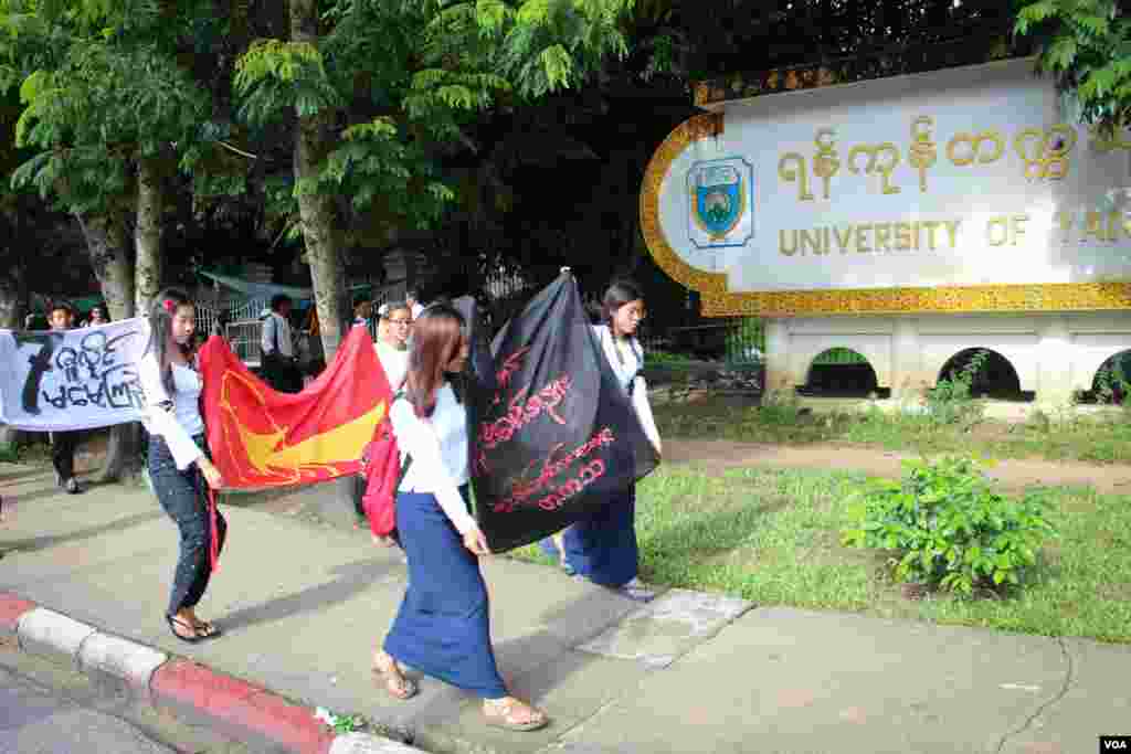 ၅၅ နှစ်မြောက် 7 July နှစ်ပတ်လည်နေ့မှာ ဗကသ ၊ တကသ အပါအဝင် ကျောင်းသားသမဂ္ဂအဖွဲ့အစည်းတွေ ရန်ကုန်တက္ကသိုလ် သမဂ္ဂအဆောက်အဦးမြေနေရာကို လာရောက်ဂါရဝပြုကြ