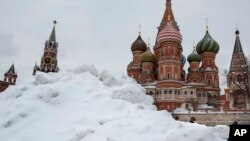 Red Square, nan Larisi ki montre KAtedral Sen Basil la ki kouvri anba nèj. (Foto: AP/Alexander Zemlianichenko)