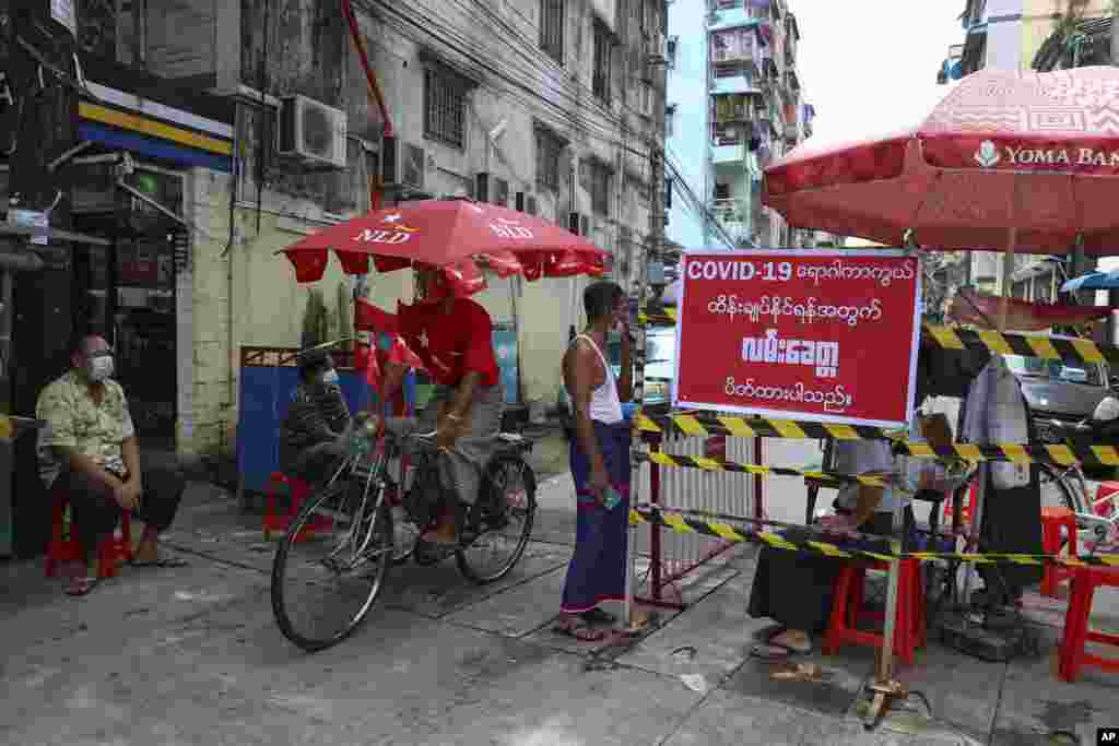 ကိုရိုနာဗိုင်းရပ်စ် ကူးစက်ပျံ့နှံ့မှု တိုးနေတဲ့ ရန်ကုန်မြို့မှာ အဝင်အထွက် ကန့်သတ်ပိတ်ဆို့ထားတဲ့ လမ်းတခု။ (စက်တင်ဘာ ၁၁၊ ၂၀၂၀)