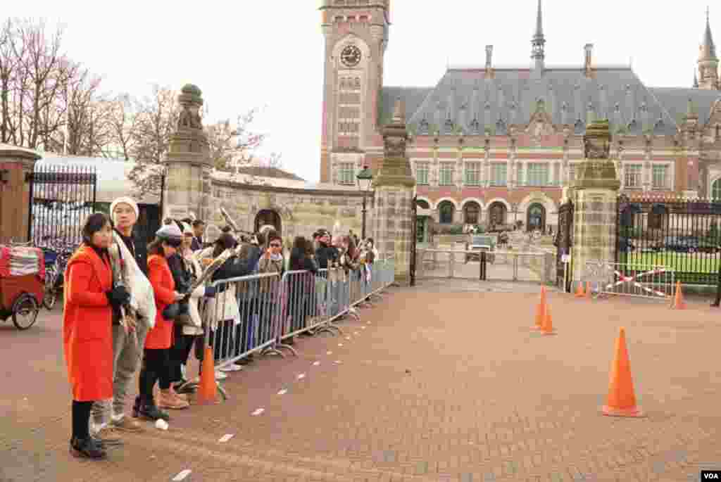 Daw Aung San Suu Kyi&#39;s supporters at ICJ