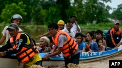 ရေဘေးကယ်ဆယ်ရေး လုပ်ကိုင်နေသော ပဲခူးတိုင်း တောင်ငူမြို့အတွင်း တနေရာ