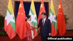 Myanmar State Counsellor Aung San Suu Kyi (L) shakes hands with Chinese President Xi (MOI)