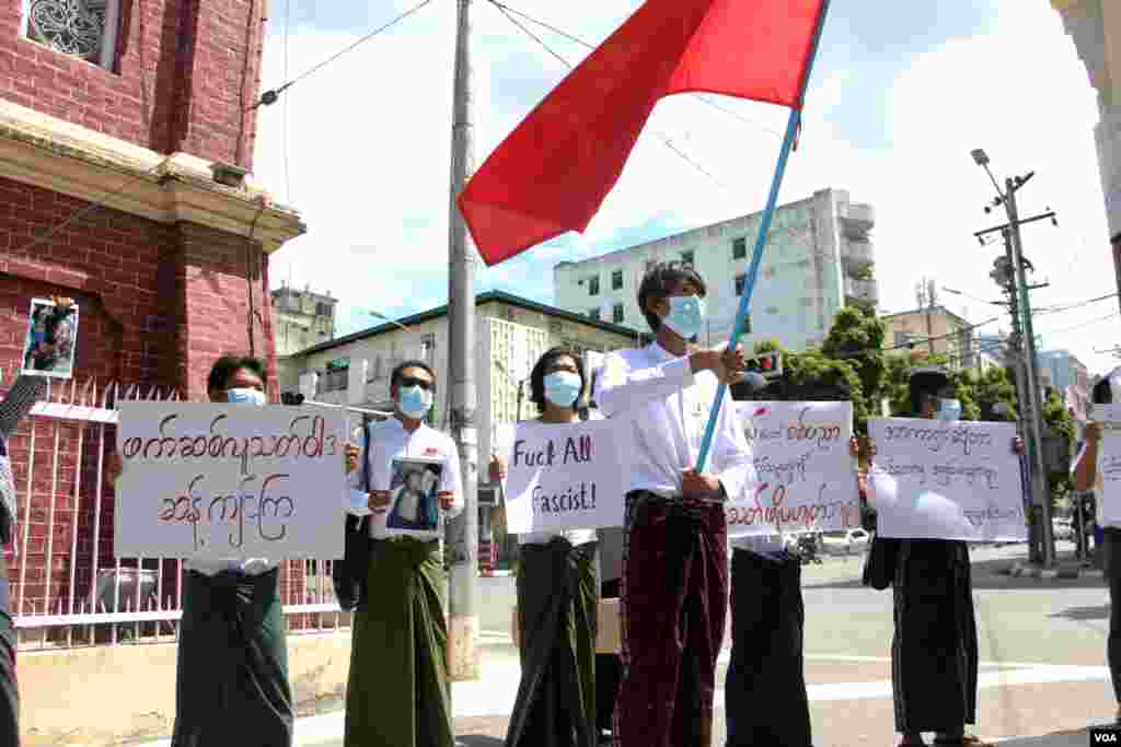 ဗမာနိုင်ငံလုံးဆိုင်ရာ ကျောင်းသားသမဂ္ဂများအဖွဲ့ချုပ် အဖွဲ့ဝင်တွေ မန္တလေးမြို့ ၈၄-၃၁ လမ်းကနေ ဈေးချို နာရီစင်အထိ ချီတက် လမ်းလေ ျှာက်ခဲ့ကြတဲ့ မြင်ကွင်း။ (စက်တင်ဘာ ၁၀၊ ၂၀၂၀)