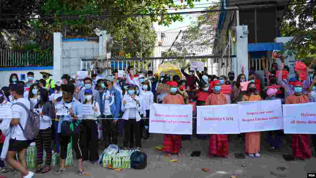 ရန်ကုန်မြို့ ကုလသမဂ္ဂရုံးရှေ့ စစ်အာဏာဆန့်ကျင်ဆန္ဒပြ မြင်ကွင်း။ 