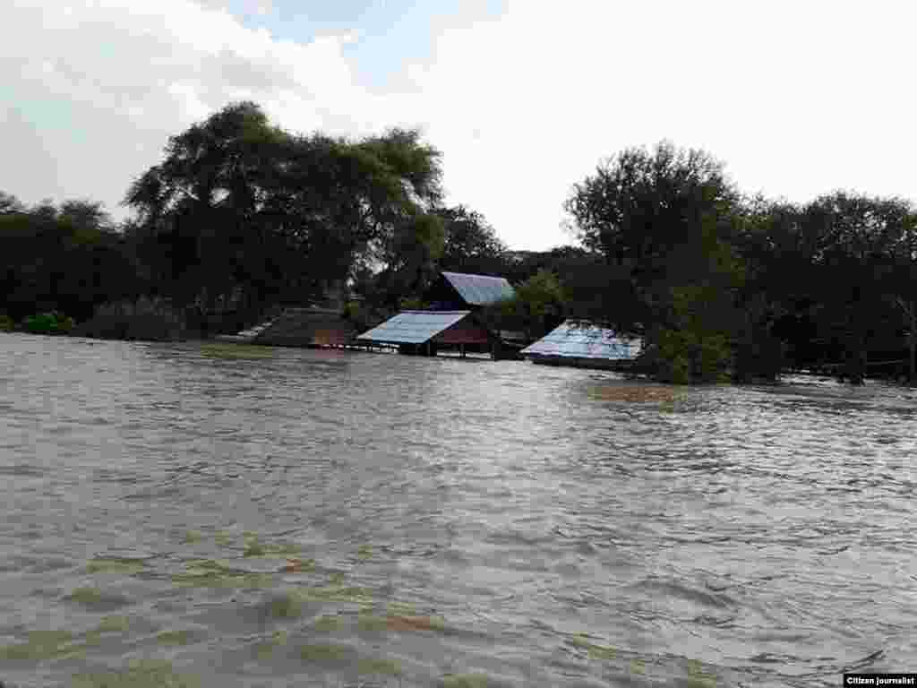 မင်းဘူး၊ စေတုတ္တရာနဲ့ ပွင့်ဖြူမြို့နယ်တဝိုက် ရေလွှမ်းမိုးခဲ့တဲ့အခြေအနေ၊ ရေပြန်ကျသွားစအခြေအနေနဲ့ ကူညီရေး ရိက္ခာပစ္စည်းတွေ လှူဒါန်းမှုမြင်ကွင်းများ။ (ဓာတ်ပုံ- ကိုသာကူ)