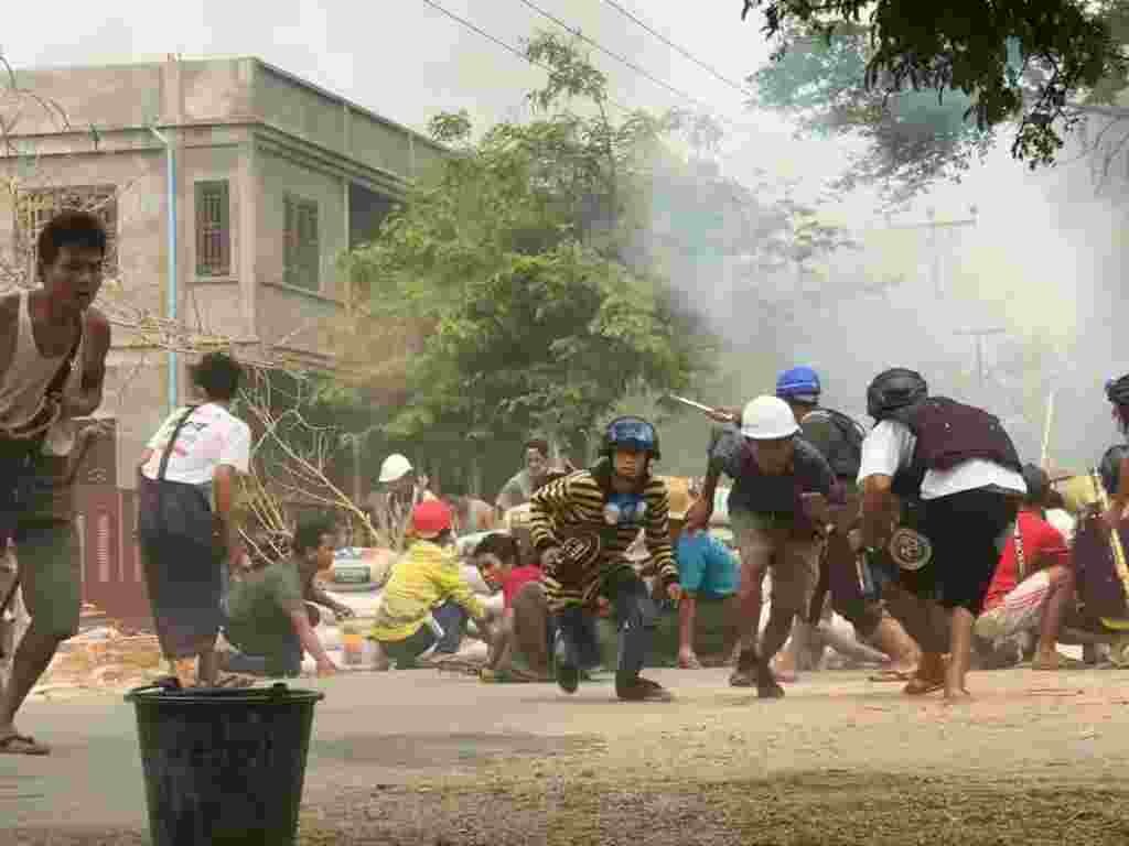 မုံရွာမြို့မှာ လုံခြုံရေးတပ်ဖွဲ့ဝင်တွေရဲ့ ဖြိုခွဲမှုကို ရှောင်ရှားနေကြရတဲ့ စစ်အာဏာသိမ်းမှု ဆန့်ကျင်ကန့်ကွက်သူများ။