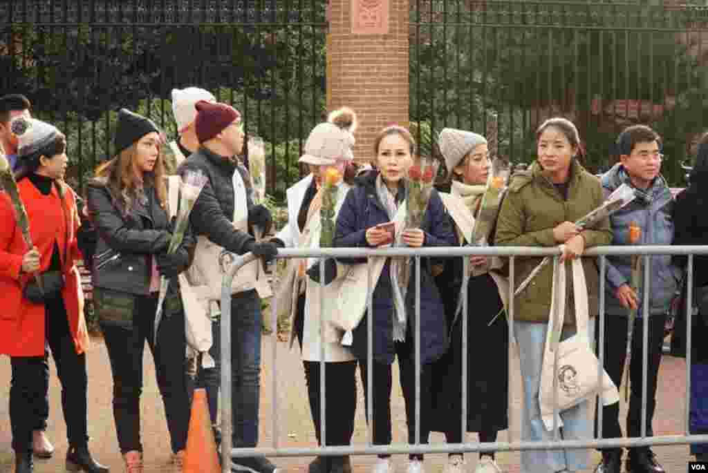 Daw Aung San Suu Kyi&#39;s supporters at ICJ