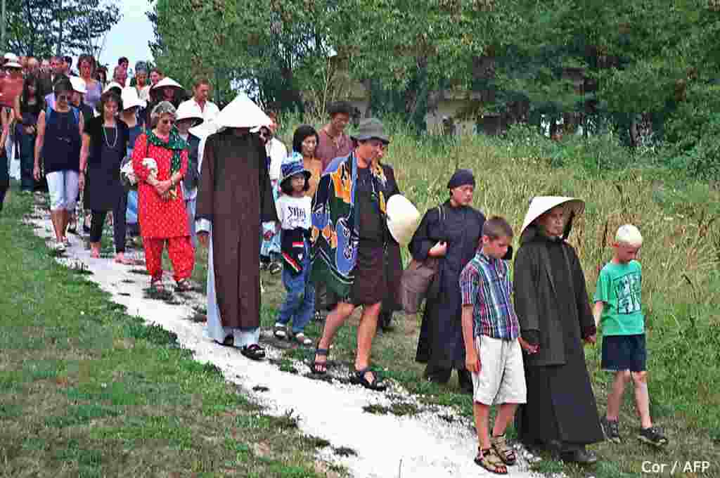 သူတည်ထောင်ခဲ့တဲ့ ဇီးတောကျောင်းတိုက် အနှစ်၂၀ ပြည့်အထိမ်းအမှတ်နဲ့ ၂၀၀၂ခုနှစ်မှာ လမ်းလျှောက်ရင်း တရားမှတ်တဲ့ချီတက်ပွဲတခုကို ဦးဆောင်နေတာဖြစ်ပါတယ်။ ဒီကျောင်းကို ၁၉၈၂ခုနှစ် ပြင်သစ်နိုင်ငံ အနောက်တောင်ဒေသက ဘော့ဒိုးမြို့အနီးမှာ ဆရာတော် တည်ထောင်ခဲ့တာဖြစ်ပါတယ်။ အဲဒီကျောင်းမှာပဲ ခန္ဓာမှာသတိမြဲခြင်း Mindfulness ကို ဟောကြားခဲ့တာဖြစ်ပြီး အခုဆိုရင်တော့ ဒီသဘောတရားကို တကမ္ဘာလုံးက နားလည်နေကြပြီဖြစ်ပါတယ်။ ဇီးတောကျောင်းတိုက်ဟာ အနောက်တိုင်းမှာ &ldquo;အကြီးမားဆုံးနဲ့ အစွဲဆောင်ဆုံး ဗုဒ္ဓဘုန်းကြီးကျောင်းတဆောင်&rdquo; ဖြစ်လာပြီး ကမ္ဘာတဝှမ်းက ထောင်နဲ့ချီတဲ့လူအရေအတွက်ဟာ နှစ်စဉ်နှစ်တိုင်း တရားကျင့်ဖို့ရောက်လာတဲ့ နေရာတခုဖြစ်ပါတယ်။