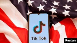 TikTok app ဖွင့်ထားတဲ့ ဖုန်းတလုံးနဲ့ အမေရိကန် အလံ။ 