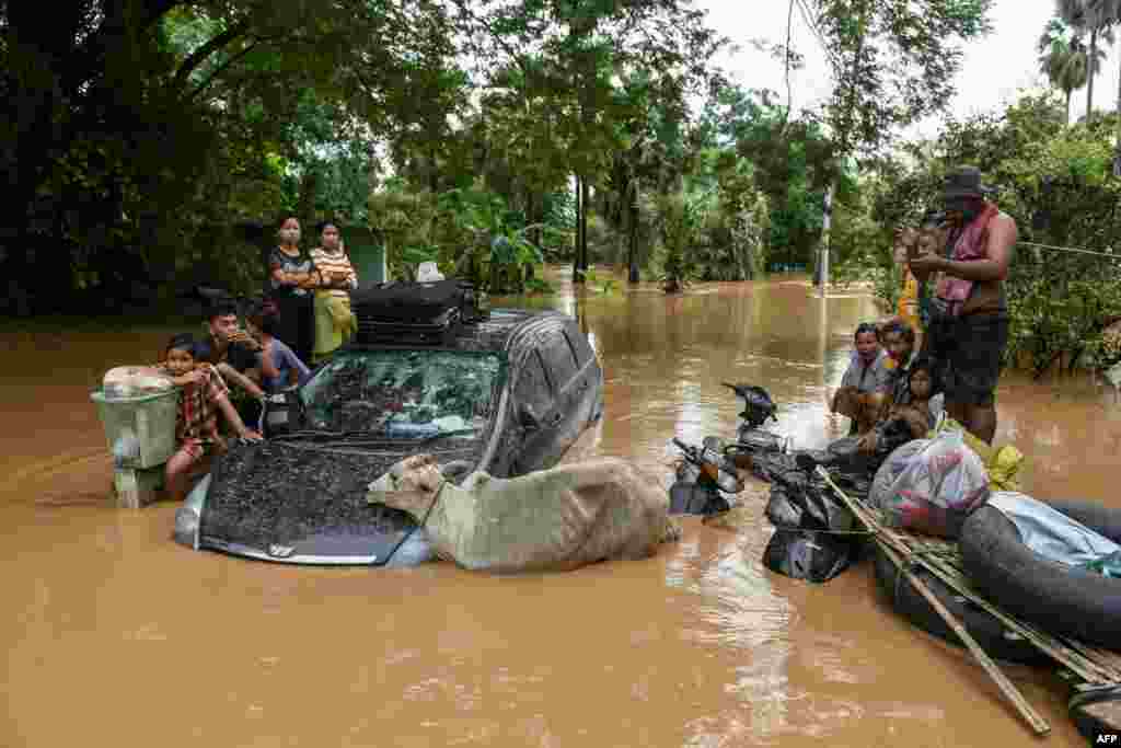 ပဲခူးတိုင်း တောင်ငူမြို့မှာ ကယ်ဆယ်ရေးလှေကိုစောင့်ဆိုင်းနေကြတဲ့ ရေဘေးဒဏ်သင့် ဒေသခံများကိုတွေ့ရစဉ် (စက်တင်ဘာ ၁၄၊ ၂၀၂၄)