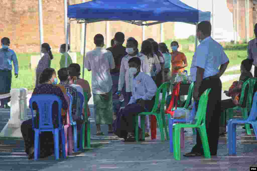 မန္တလေးနန်းတွင်း တပ်မဲရုံအတွင်း တပ်မတော်မိသားစုများ မဲပေးနေတဲ့မြင်ကွင်း။