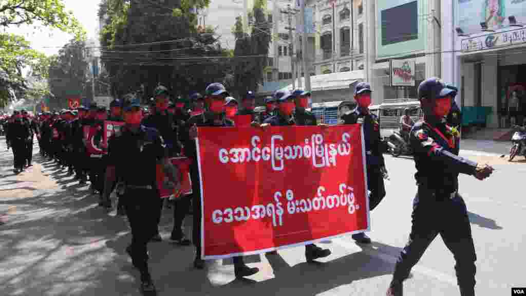 အရန်မီးသတ်တပ်ဖွဲ့ဝင်တွေ ပါဝင်တဲ့ မန္တလေးမြို့က ဆန္ဒပြပွဲ မြင်ကွင်း။&nbsp;