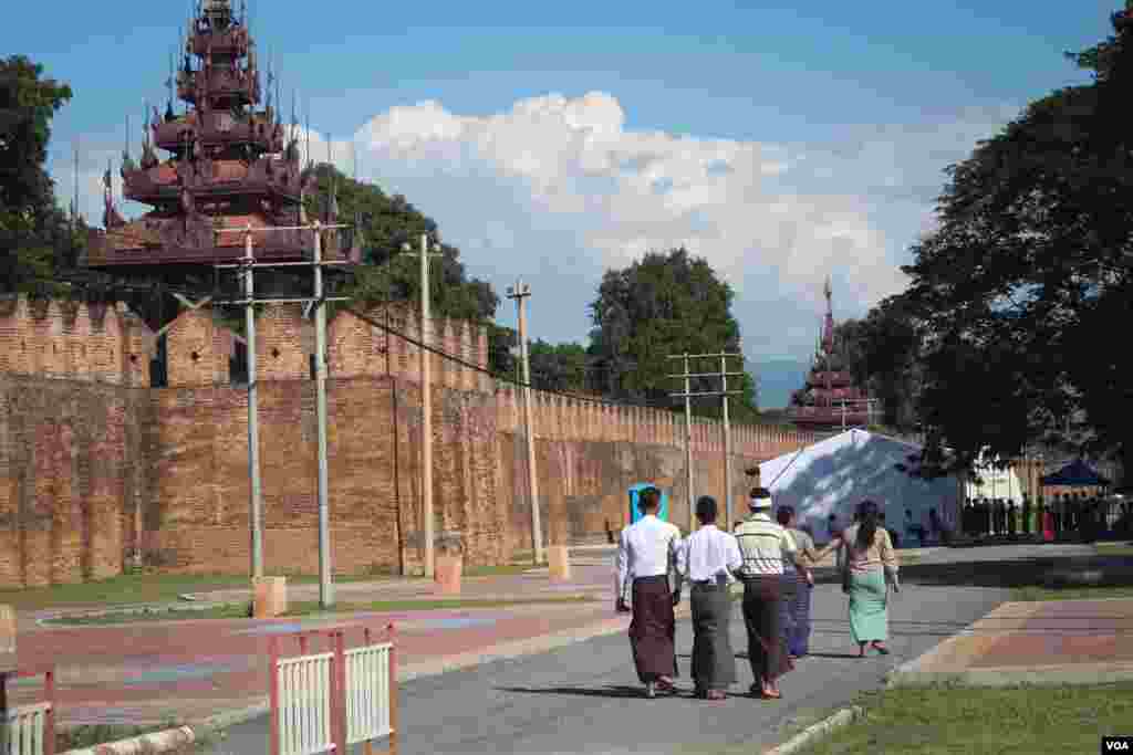 မန္တလေးနန်းတွင်း တပ်မဲရုံအတွင်း တပ်မတော်မိသားစုများ မဲပေးနေတဲ့မြင်ကွင်း။