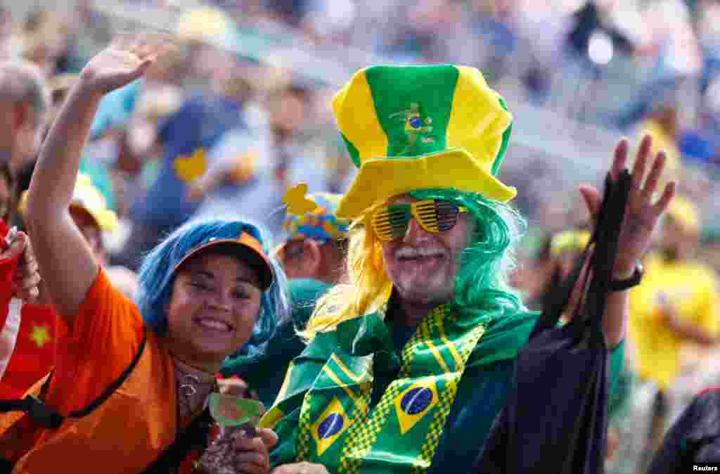 Chinese and Brazilian fans show their spirit before the opening ceremonies of the 2016 Summer Olympics in Rio de Janeiro, Brazil, Aug. 5, 2016.