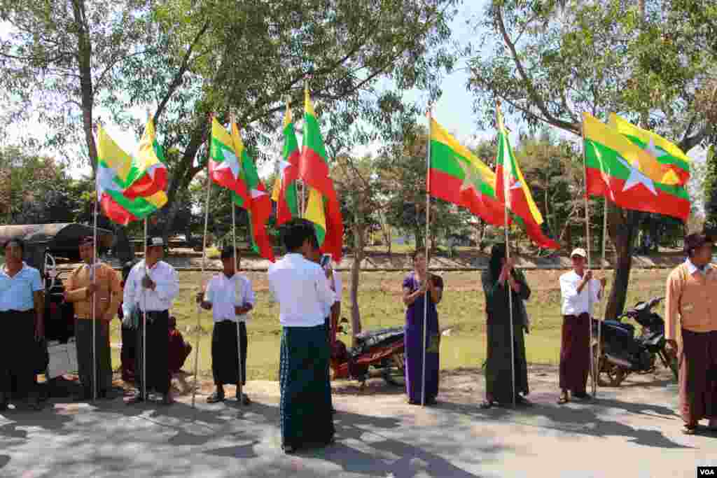 မလေးရှားသင်္ဘောဆိုက်ရောက်လာချိန် အမျိုးသားရေးလှုပ်ရှားသူတွေဆန္ဒပြ (VOA)