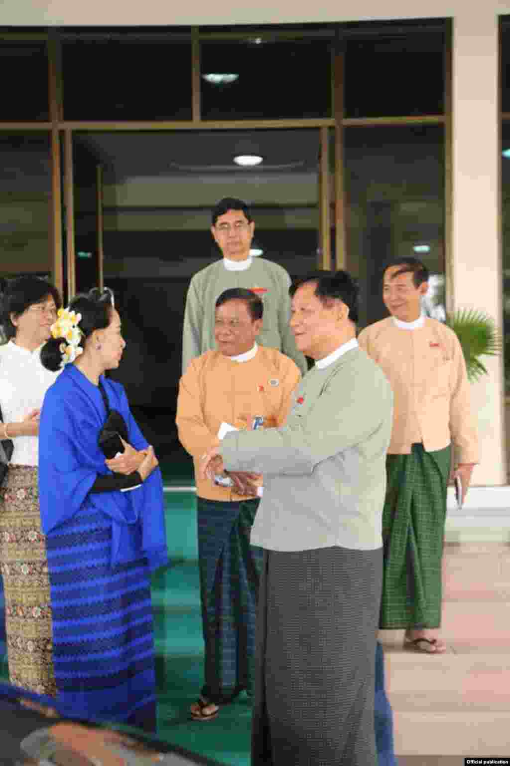 ရွေးကောက်ပွဲကော်မရှင် အဖွဲ့နဲ့ ဒေါ်စု တွေ့ဆုံ