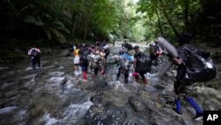 Foto Achiv: Migran kap travese rivye Acandi a nan wout pou y'al travese Enpas Darien nan soti Kolonbi pou y'al Panama, 15 Sept. 2021.