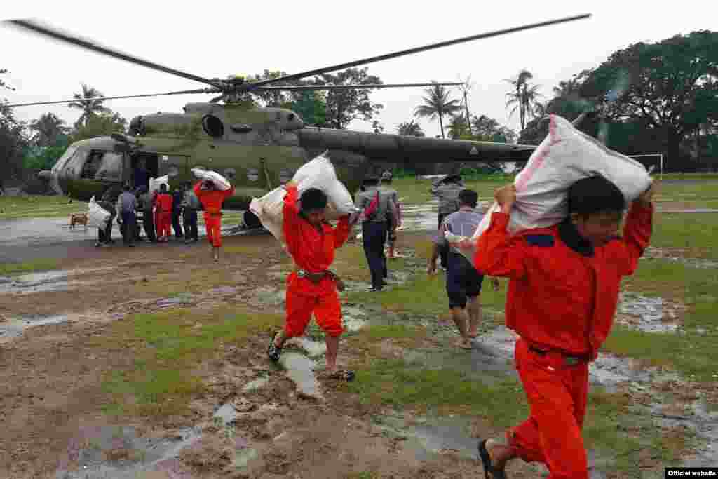 ရခိုင်ပြည်နယ်အတွင်း ရေနစ်မြုပ်သည့် မြို့နယ်များမှ ရေဘေးသင့် ပြည်သူများသို့ ကယ်ဆယ်ရေးပစ္စည်းများ ထောက်ပံ့ရန်သယ်ဆောင်လာစဉ်။ (ဓာတ်ပုံ- MOI) သြဂုတ် ၂၊ ၂၀၁၅။