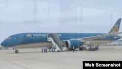 Máy Boeing 787 của Vietnam Airlines tại sân bay Fukuoka, Nhật để kiểm tra an ninh sau khi bị dọa bắn, ngày 5/1/2022. Photo by VNExpress.