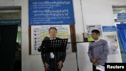 ကမ္ဘာ့ဘဏ် ဥက္ကဋ္ဌ Jim Yong Kim ရန်ကုန်တိုင်း တွင်းက ဆေးရုံကို လာရောက်လေ့လာခဲ့စဉ်။ (ဇန်နဝါရီ ၂၆၊ ၂၀၁၄)