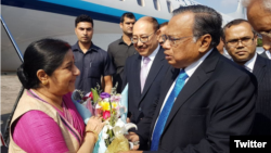 အိန္ဒိယ နိုင်ငံခြားရေးဝန်ကြီး Sushma Swaraj နှင့် ဘင်္ဂလားဒေ့ရှ် နိုင်ငံခြားရေးဝန်ကြီးAH Mahmood Ali (India in Bangladesh)