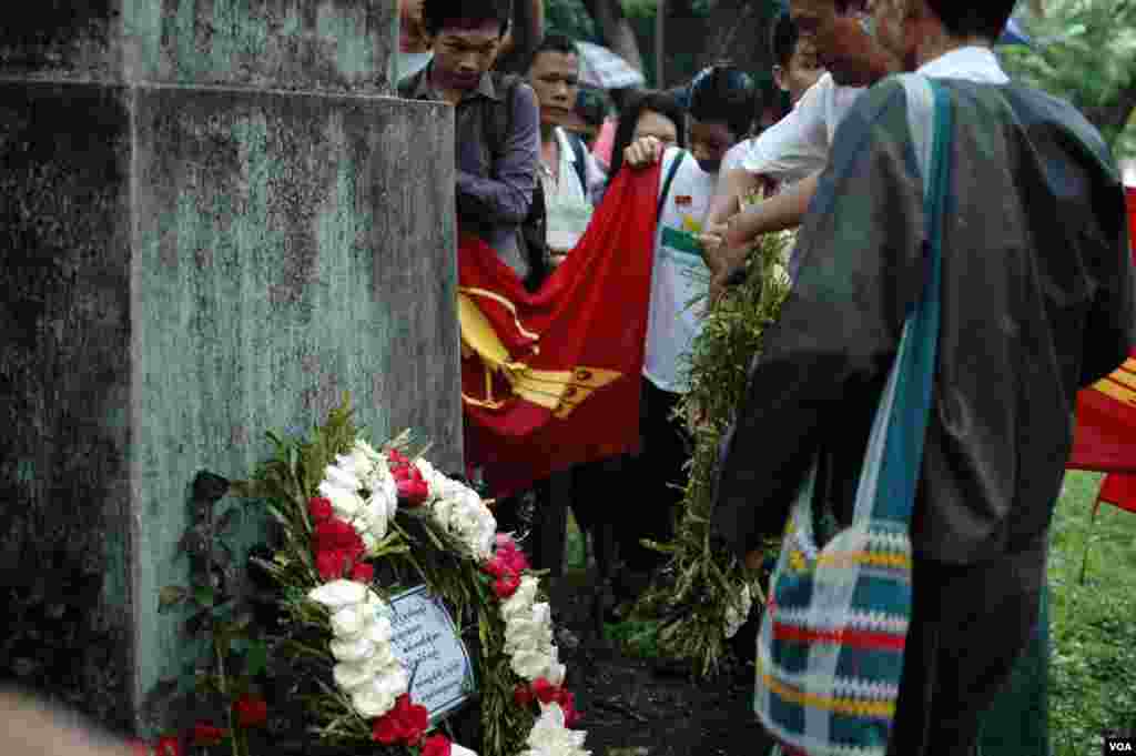 ဗကသကျောင်းသားတွေနဲ့ တက်ကြွလှုပ်ရှားသူတွေ သမဂ္ဂနေရာဟောင်း မြေကွက်လပ်ထဲ ဝင်ရောက်ပြီး ဗိုလ်အောင်ကျော် ကျောက်တိုင်ရှေ့မှာ ၇ ဇူလိုင် အခမ်းအနားကို ကျင်းပနိုင်ခဲ့ကြပါတယ်။