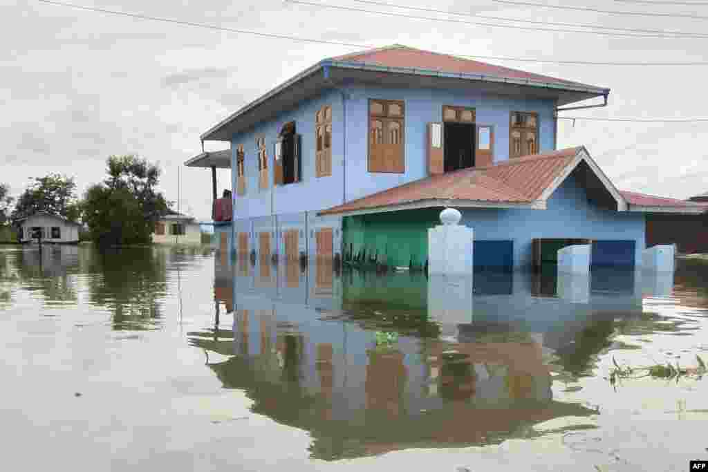 ရှမ်းပြည်တောင်ပိုင်း အင်းလေးကန်မှာ တိုင်ဖွန်း Yagi ဒဏ်ကြောင့် ရေမြုပ်နေတဲ့ လူနေအိမ်တလုံးကိုတွေ့ရစဉ် (စက်တင်ဘာ ၁၄၊ ၂၀၂၄)