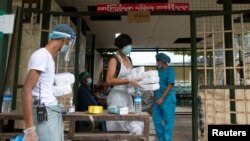 ရန်ကုန်မြို့ရှိ Quarantine စင်တာတခုမှာတွေ့ရတဲ့ မြင်ကွင်း။ (စက်တင်ဘာ ၂၄၊ ၂၀၂၀)