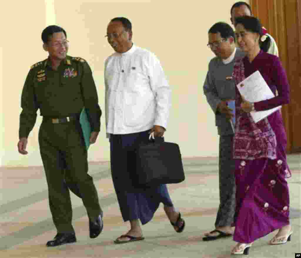 နိုင်ငံတော်သမ္မတဦးသိန်းစိန်၊ တပ်မတော်ကာကွယ်ရေးဦးစီးချုပ် ဗိုလ်ချုပ်မှူးကြီး မင်းအောင်လှိုင်၊ ပြည်သူ့လွှတ်တော်ဥက္ကဋ္ဌ သူရဦးရွှေမန်း၊ အမျိုးသားလွှတ်တော်ဥက္ကဋ္ဌ ဦးခင်အောင်မြင့်၊ အမျိုးသားဒီမိုကရေစီအဖွဲ့ချုပ် ဥက္ကဋ္ဌ ဒေါ်အောင်ဆန်းစုကြည်နှင့် တိုင်းရင်းသား ကိုယ်စားလှယ် ရခိုင်အမျိုးသားပါတီ ဥက္ကဌ ဒေါက်တာအေးမောင်တို့ တွေ့ဆုံကြတဲ့ ခြောက်ပွင့်ဆိုင် ဆွေးနွေးပွဲ ကျင်းပ။ (ဧပြီလ ၁၀၊ ၂၀၁၅)