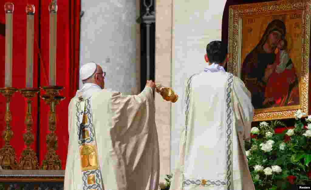 Pope Francis blesses with an incense burner as he leads a Mass for the canonization of Mother Teresa of Calcutta in Saint Peter&#39;s Square at the Vatican, Sept. 4, 2016.