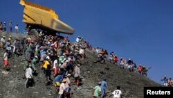 Miners search for jade stones at a mine dump at a Hpakant jade mine in Kachin state, Myanmar November 25, 2015. REUTERS/Soe Zeya Tun