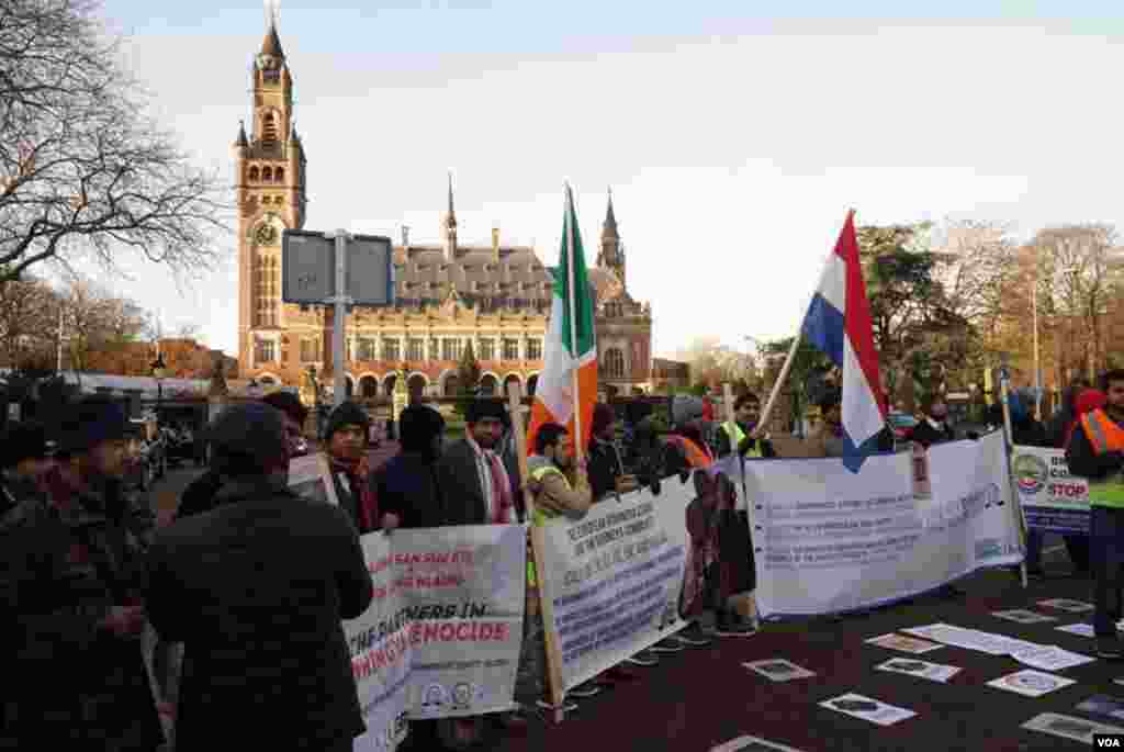 Kachin &amp; Karen organizations joined protests with Rohingya groups . Around 100 people outside in total.