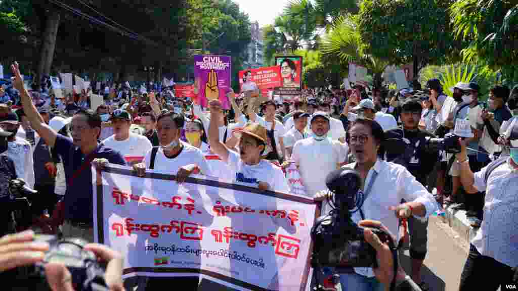 ရန်ကုန်မြို့ ကုလသမဂ္ဂရုံးရှေ့ စစ်အာဏာဆန့်ကျင်ဆန္ဒပြ မြင်ကွင်း။ 