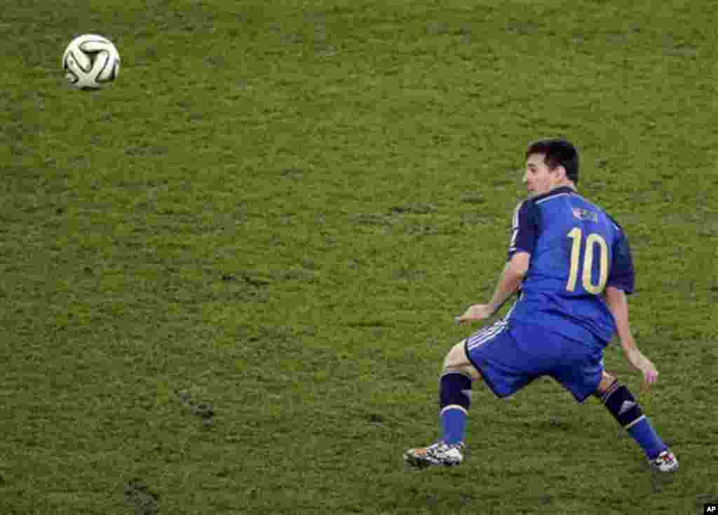 Argentina's Lionel Messi eyes the ball during the World Cup final soccer match between Germany and Argentina at the Maracana Stadium in Rio de Janeiro, Brazil, Sunday, July 13, 2014. (AP Photo/Themba Hadebe)