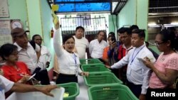 An Union Election Commission staff counts votes at a polling station during for the by-election in Yangon, Myanmar, November 3, 2018. REUTERS/Ann Wang - RC1FC5EF45A0