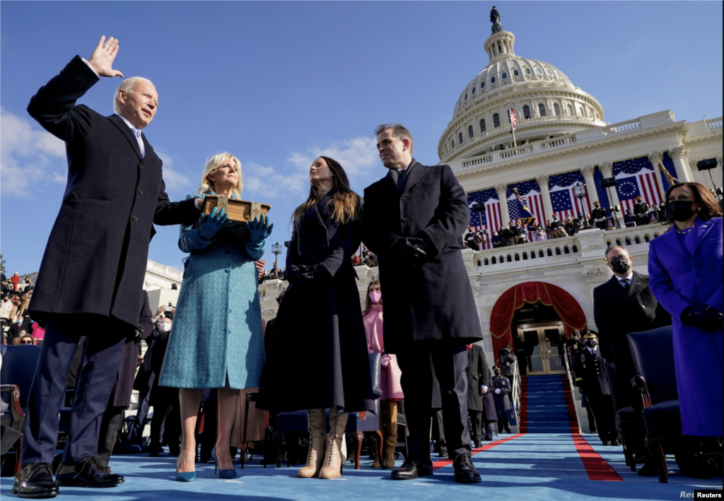 အမေရိကန်သမ္မတသစ် Joe Biden ကျမ်းသစ္စာဆိုနေတဲ့မြင်ကွင်း။