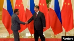  ဖိလစ်ပိုင်သမ္မတ Rodrigo Duterte နဲ့ တရုတ်သမ္မတ Xi Jinping ဘေဂျင်းမြို့တော်မှာ မေလ ၁၅ ရက်နေ့က တေ့ွဆုံစဉ်။