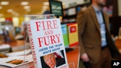 Newport မြို့ Barnes & Noble စာအုပ်ဆိုင်မှာတွေ့ရတဲ့ Fire and Fury: Inside the Trump White House စာအုပ်။ ဓါတ်ပုံ - AP