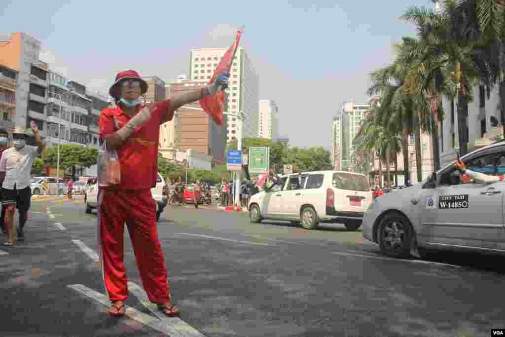 ရန်ကုန်မြို့ ဆူးလေးအနီး စစ်အာဏာသိမ်းမှုကို ကန့်ကွက်တဲ့ ဆန္ဒပြ မြင်ကွင်း။ 