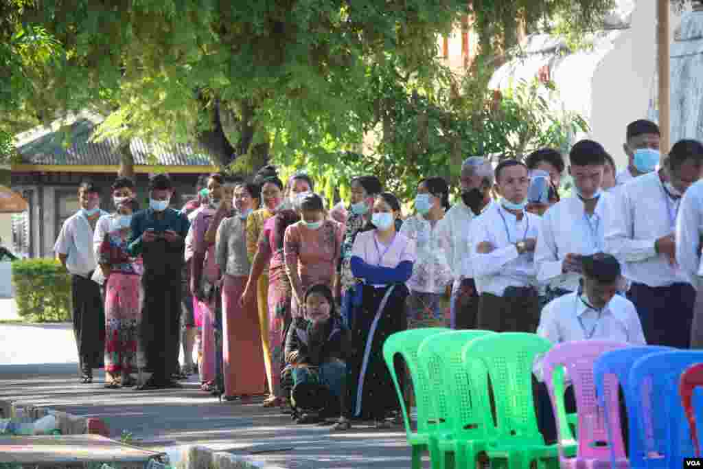 မန္တလေးနန်းတွင်း တပ်မဲရုံအတွင်း တပ်မတော်မိသားစုများ မဲပေးနေတဲ့မြင်ကွင်း။