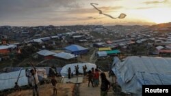 ဘင်္ဂလားဒေ့ရှ်နိုင်ငံ Cox's Bazar ခရိုင်ရှိ ရိုဟင်ဂျာဒုက္ခသည်စခန်း မြင်ကွင်း။ (ဒီဇင်ဘာ ၁၀၊ ၂၀၁၇)