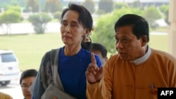 NLD ပါတီခေါင်းဆောင် ဒေါ်အောင်ဆန်းစုကြည်နှင့်အတူတွေ့ရသည့် ဒေါက်တာဇော်မြင့်မောင်။ (မတ် ၁၊ ၂၀၁၆)