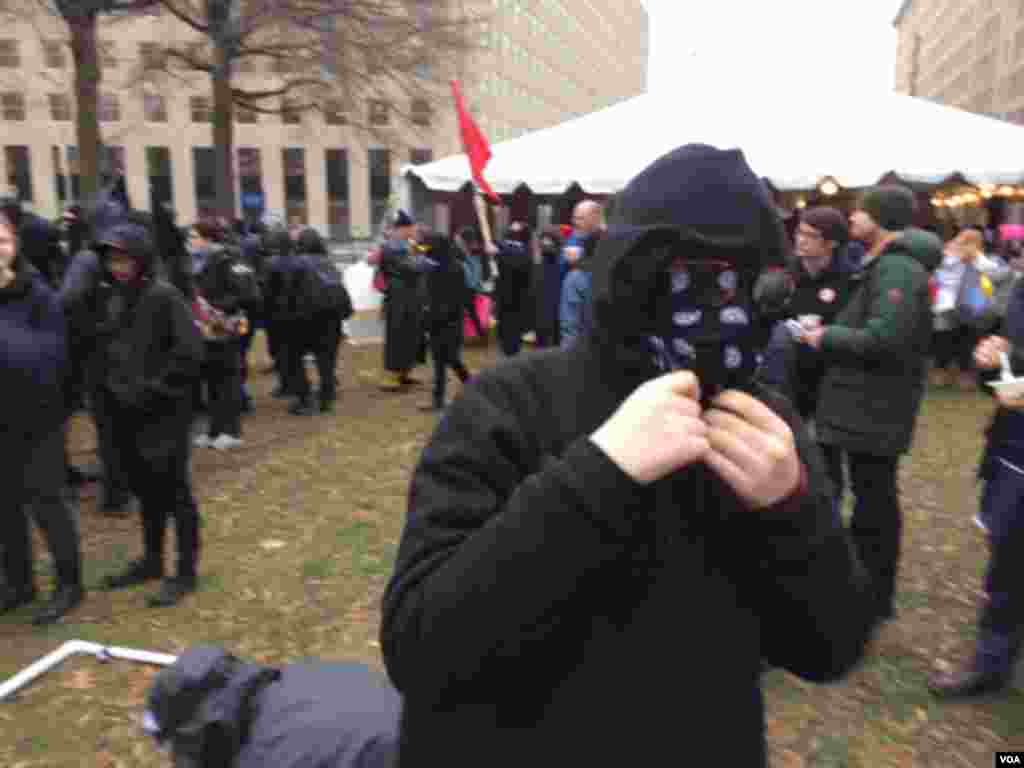 Anti-Trump protesters gather at McPherson Square near the White House in Washington, Jan. 20, 2017. (Photo: G. Flakus / VOA )