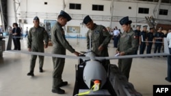  ScanEagle ဒရုန်းယာဉ် ကို ဖိလစ်ပိုင် လေတပ်မှ လေ့လာစဉ် 