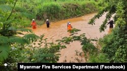 မန္တလေးတိုင်းဒေသကြီး၊ ပြင်ဦးလွင်ခရိုင်၊ မိုးကုတ်မြို့နယ်မှာ တောင်ကျရေကျဆင်းတာကြောင့် မျောပါသွားတဲ့ ကိုရင် တစ်ပါးကို ရှာဖွေ ကယ်ဆယ်ပေးနေတဲ့ အရန်မီးသတ်တပ်ဖွဲ့ဝင်များ။ (ဓာတ်ပုံ - Myanmar Fire Services Department - မေ ၁၉၊ ၂၀၂၁)