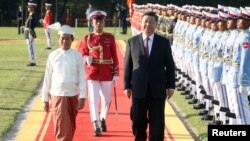 Chinese President Xi Jinping and Myanmar President Win Myint walk during a welcome ceremony at the Presidential Palace in Naypyitaw, Myanmar January 17, 2020. REUTERS/Ann Wang - RC2NHE9K0ACB