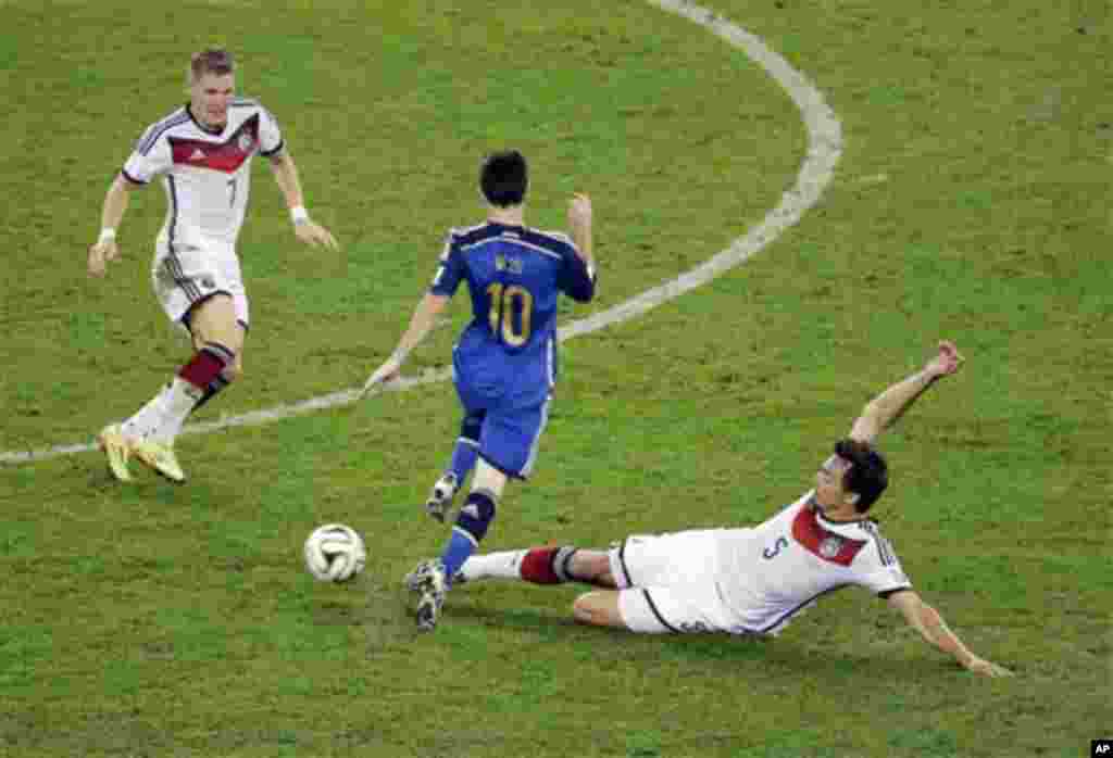 Argentina's Lionel Messi tries to dribble Germany's Mats Hummels during the extra time of the World Cup final soccer match between Germany and Argentina at the Maracana Stadium in Rio de Janeiro, Brazil, Sunday, July 13, 2014. (AP Photo/Themba Hadebe)