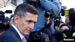 Ansyen konseye sekirite nasyonal Lèzetazini Michael Flynn ki t ap pase devan manm laprès pandan li t ap kite tribinal kote Jij Emmet Sullivan ranvwaye seyans kote li gen pou l pwononse santans misye. (Foto: Washington DC, 18 desanm 2018).